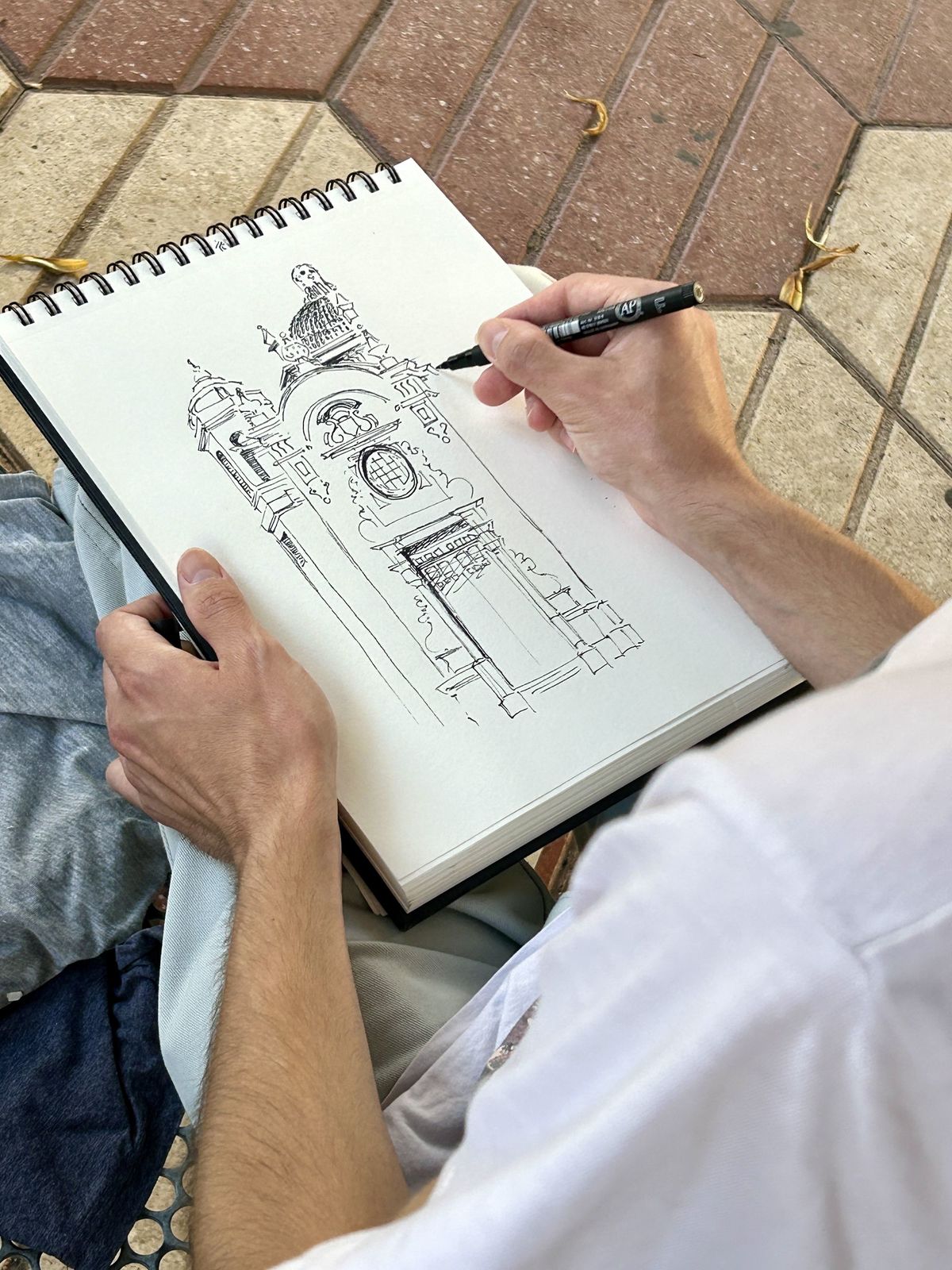 Foto número 4 de la galería "Urban Sketchers dibuja Les Aules"